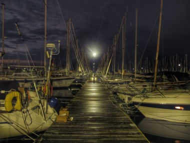 Steg im Yachthafen Heiligenhafen bei Nacht