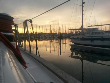 Steg im Yachthafen Heiligenhafen bei Sonnenuntergang